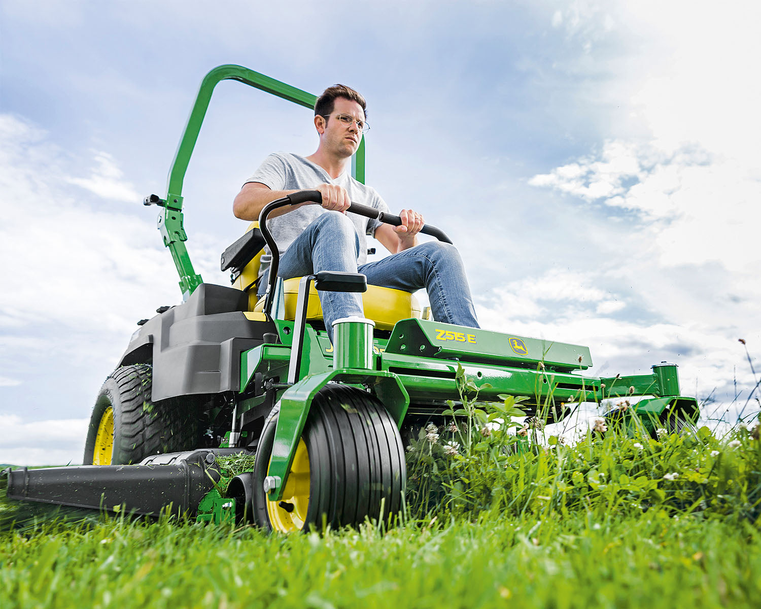 John Deere Z515E Side Discharge 48" Zero-Turn Lawn Mower