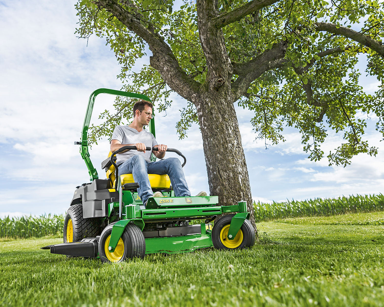 John Deere Z515E Side Discharge 48" Zero-Turn Lawn Mower